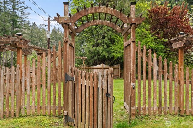 4631 E Grapeview Loop Road, Allyn, WA 98524
