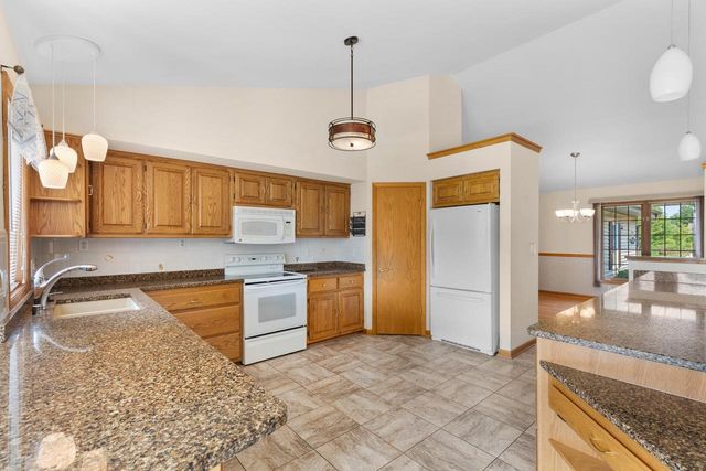 6871 S Dory DRIVE, Franklin, WI 53132