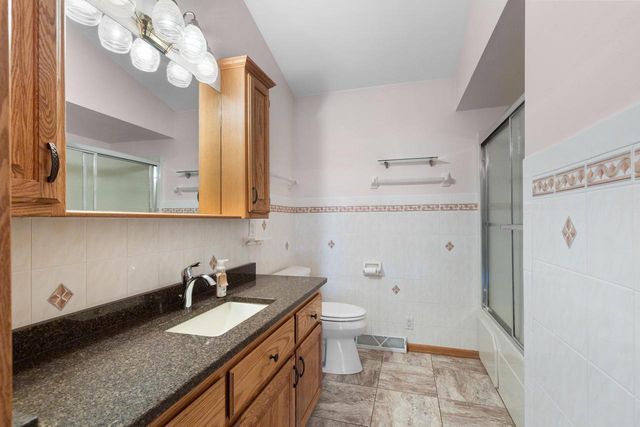 6871 S Dory DRIVE, Franklin, WI 53132