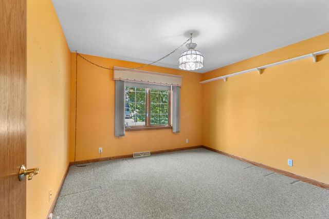 6871 S Dory DRIVE, Franklin, WI 53132