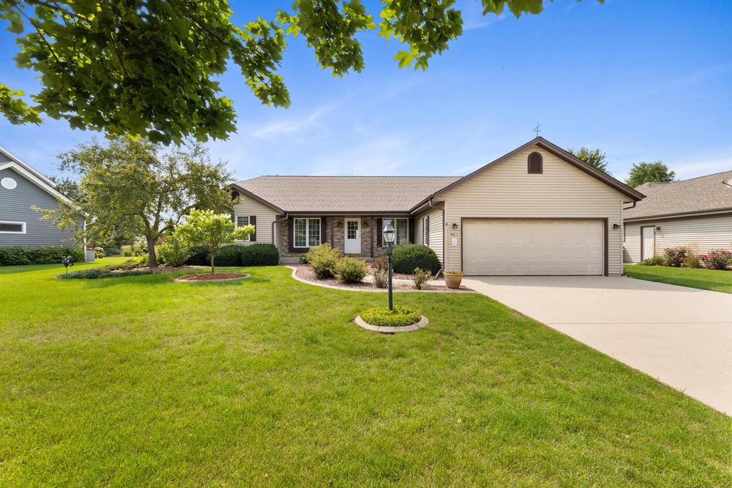 6871 S Dory DRIVE, Franklin, WI 53132