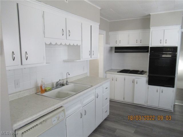 2015 Baxterly Avenue, Lakewood, OH 44107