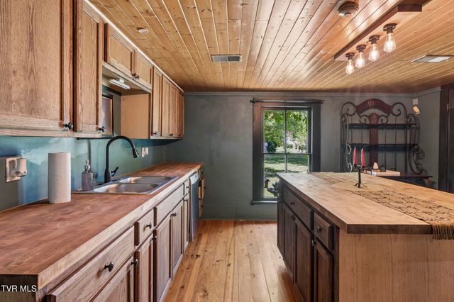 2833 East Oakland Avenue, Johnson City, TN 37601