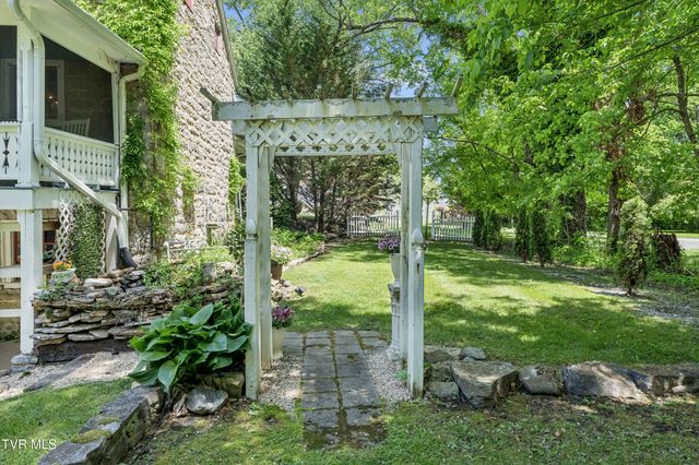2833 East Oakland Avenue, Johnson City, TN 37601