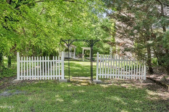 2833 East Oakland Avenue, Johnson City, TN 37601