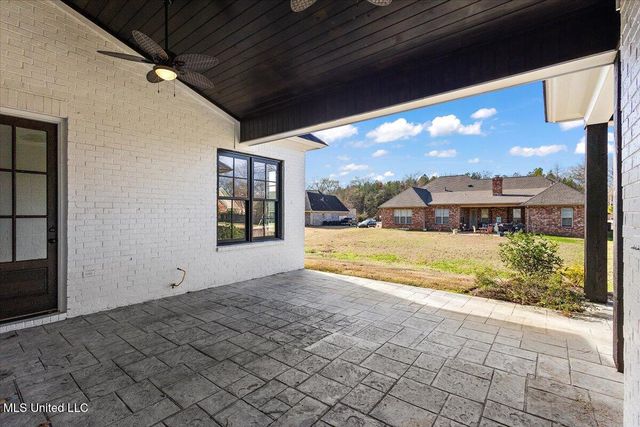 111 Grand Oak Boulevard, Clinton, MS 39056