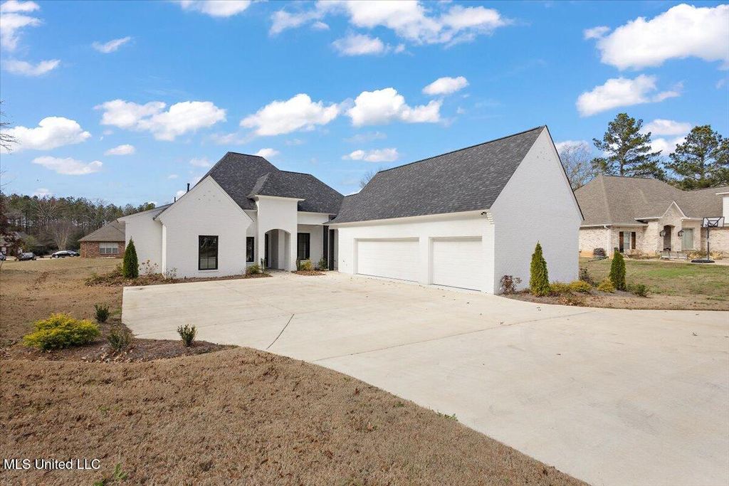 111 Grand Oak Boulevard, Clinton, MS 39056