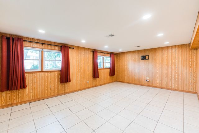 7 N Lincoln Avenue, Addison, IL 60101