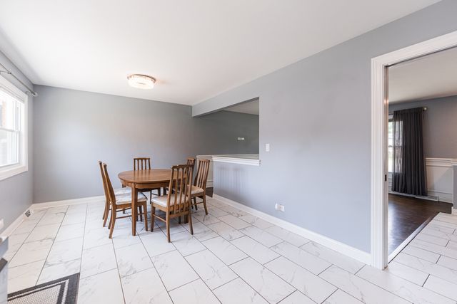 7 N Lincoln Avenue, Addison, IL 60101
