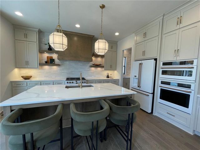 5125 W 73rd Street, Prairie Village, KS 66208