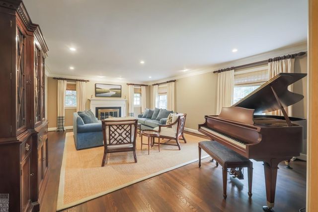 1024 Buckingham Road, Grosse Pointe Park, MI 48230