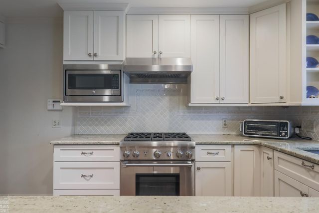 1024 Buckingham Road, Grosse Pointe Park, MI 48230