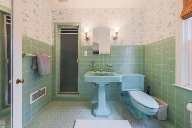 1024 Buckingham Road, Grosse Pointe Park, MI 48230