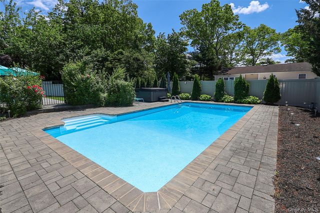 4 Quincy Lane, Smithtown, NY 11787