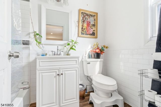 135 Dixon Ave, Paterson City, NJ 07501