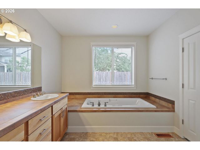 655 Nw WILLOW GLEN Pl, Beaverton, OR 97006