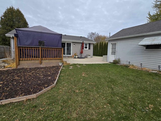 807 E LINDEN AVENUE, Manitowoc, WI 54220