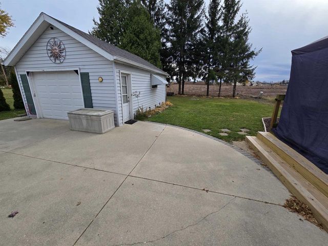 807 E LINDEN AVENUE, Manitowoc, WI 54220