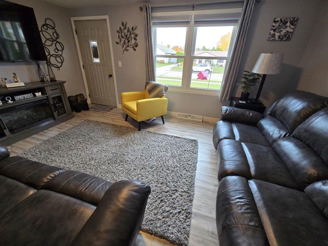 807 E LINDEN AVENUE, Manitowoc, WI 54220