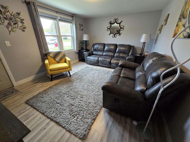 807 E LINDEN AVENUE, Manitowoc, WI 54220