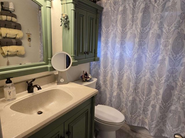 807 E LINDEN AVENUE, Manitowoc, WI 54220