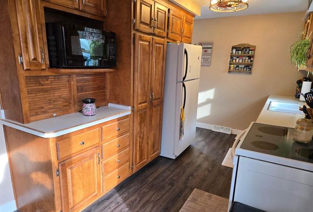 807 E LINDEN AVENUE, Manitowoc, WI 54220