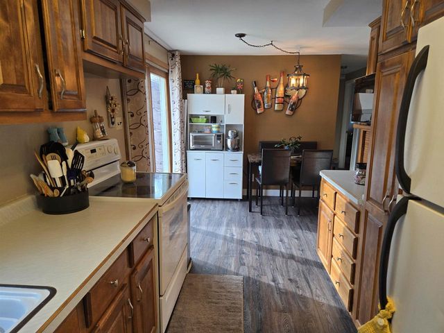 807 E LINDEN AVENUE, Manitowoc, WI 54220