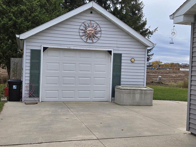 807 E LINDEN AVENUE, Manitowoc, WI 54220