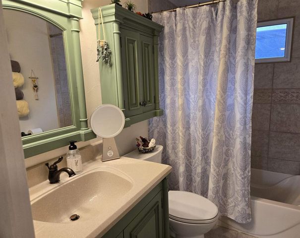 807 E LINDEN AVENUE, Manitowoc, WI 54220