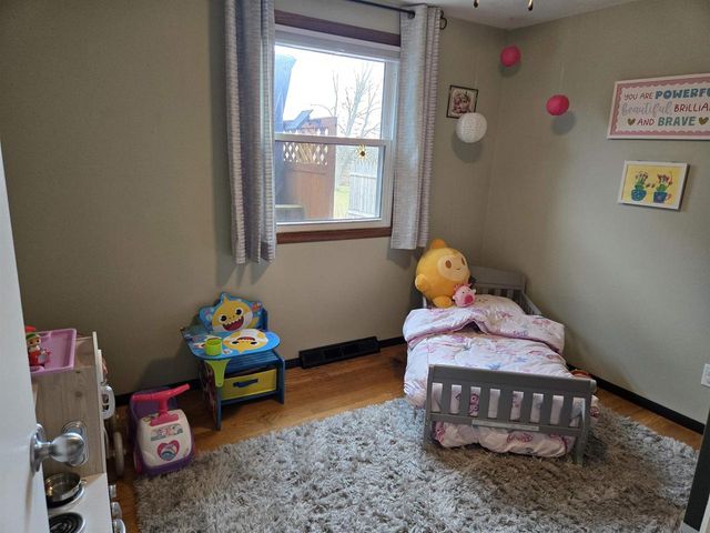 807 E LINDEN AVENUE, Manitowoc, WI 54220