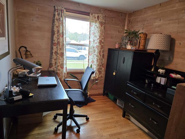 807 E LINDEN AVENUE, Manitowoc, WI 54220