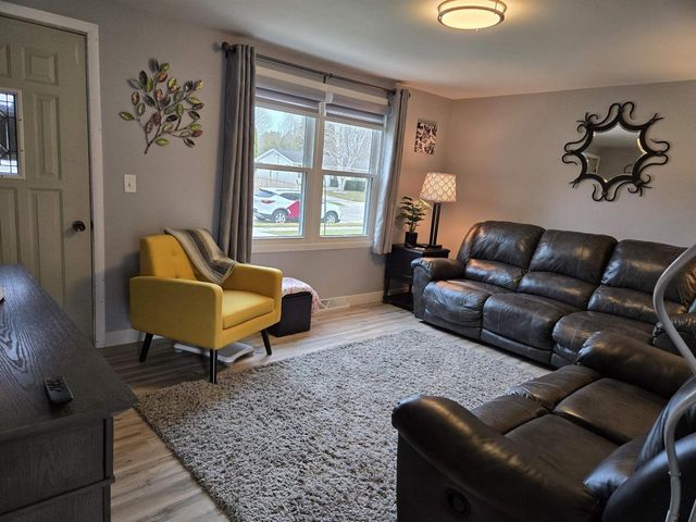 807 E LINDEN AVENUE, Manitowoc, WI 54220