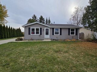 807 E LINDEN AVENUE, Manitowoc, WI 54220