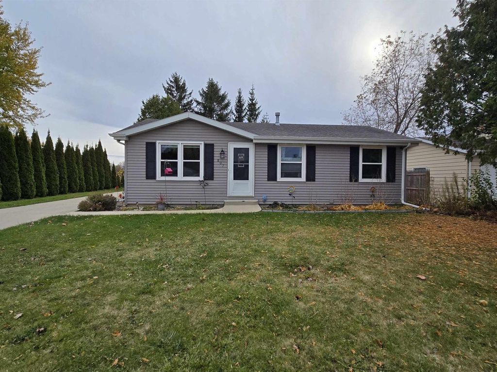 807 E LINDEN AVENUE, Manitowoc, WI 54220