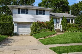 10 Nancy Drive, Farmingdale, NY 11735