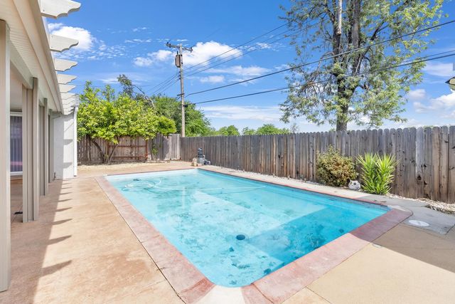 7467 Center Pkwy, Sacramento, CA 95823