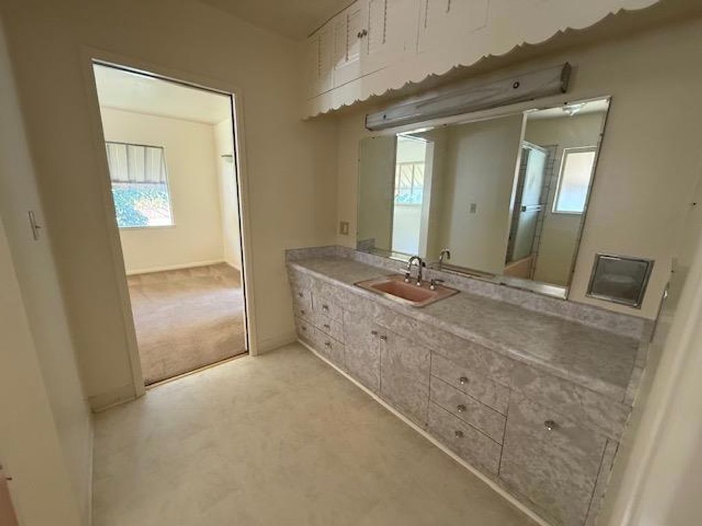 Image 10 of property listing at Address unavailable.