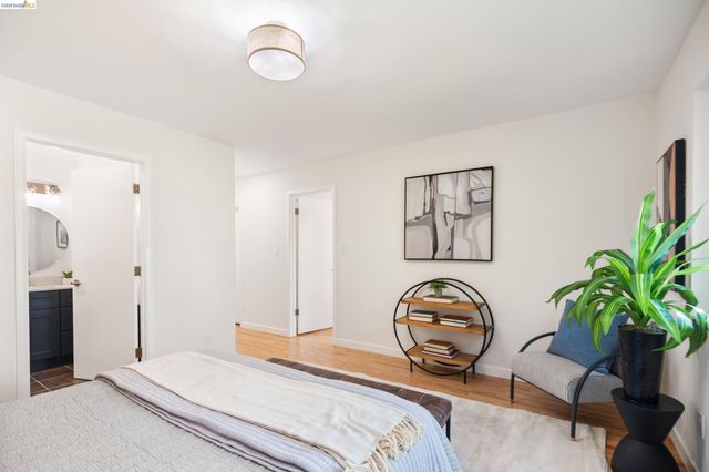 22 Rydal Ct, Oakland, CA 94611