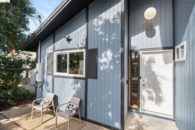 22 Rydal Ct, Oakland, CA 94611