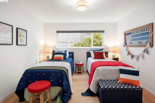 22 Rydal Ct, Oakland, CA 94611