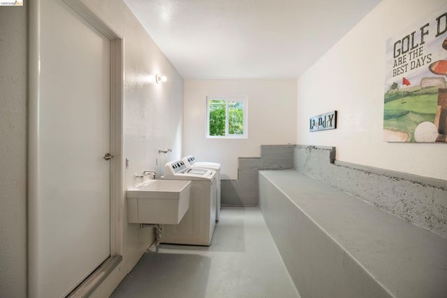 22 Rydal Ct, Oakland, CA 94611