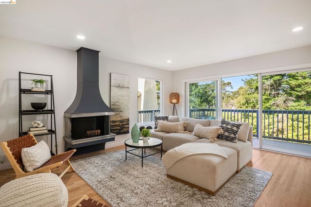 22 Rydal Ct, Oakland, CA 94611