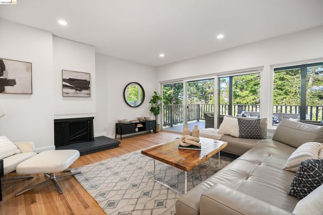 22 Rydal Ct, Oakland, CA 94611