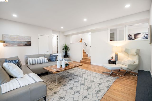 22 Rydal Ct, Oakland, CA 94611