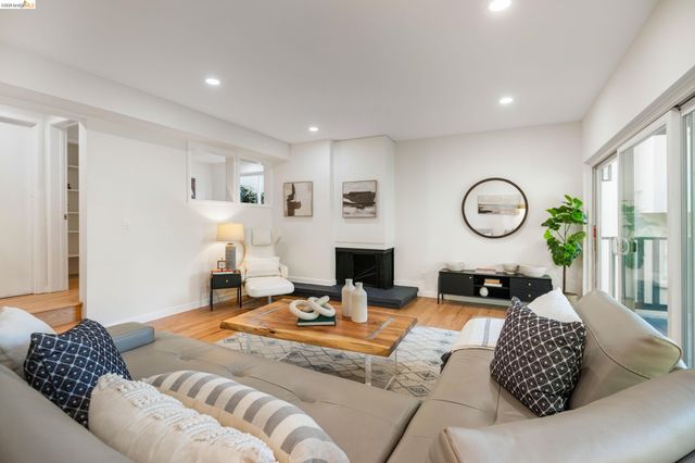 22 Rydal Ct, Oakland, CA 94611