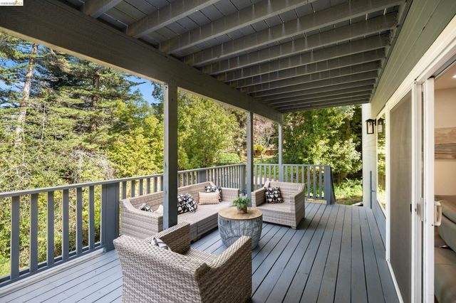 22 Rydal Ct, Oakland, CA 94611