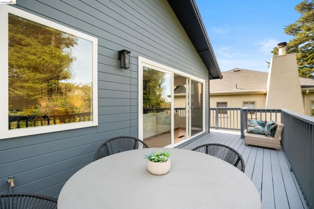 22 Rydal Ct, Oakland, CA 94611