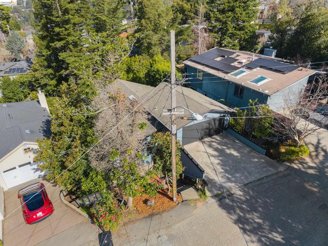 22 Rydal Ct, Oakland, CA 94611