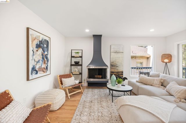 22 Rydal Ct, Oakland, CA 94611