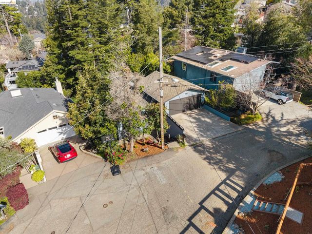 22 Rydal Ct, Oakland, CA 94611